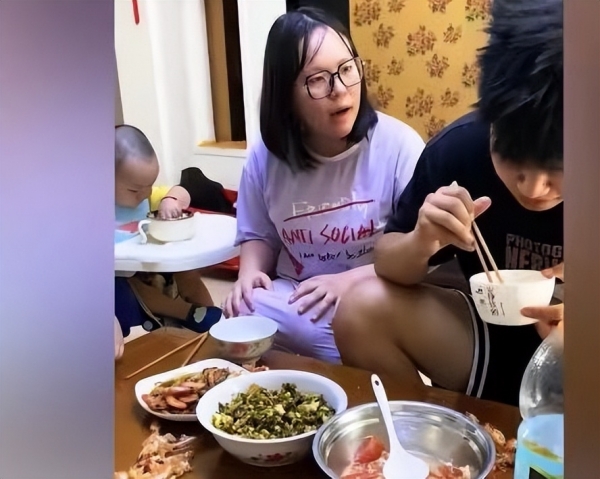 饭桌上嫂子管教小叔子，哥哥插话“引火烧身”，婆婆被罚写小作文